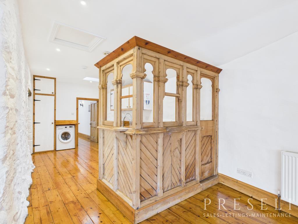Kitchen/lounge divider
