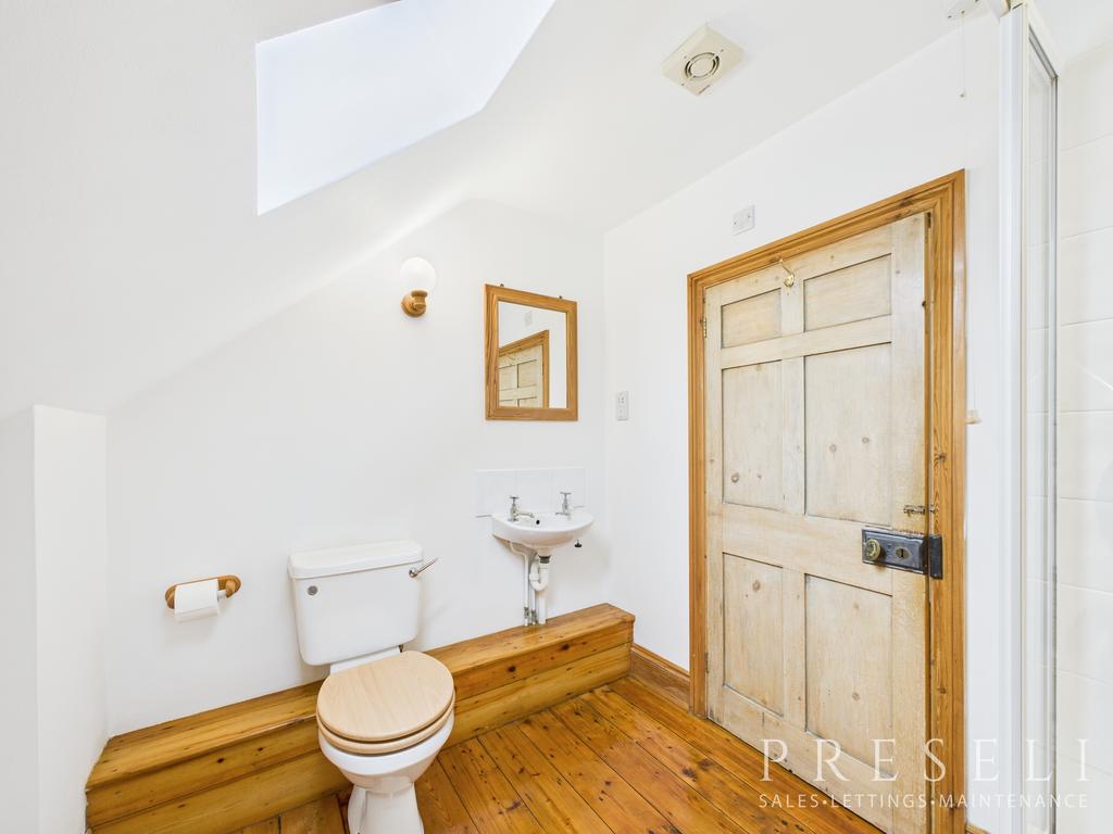Upstairs Bath/shower room