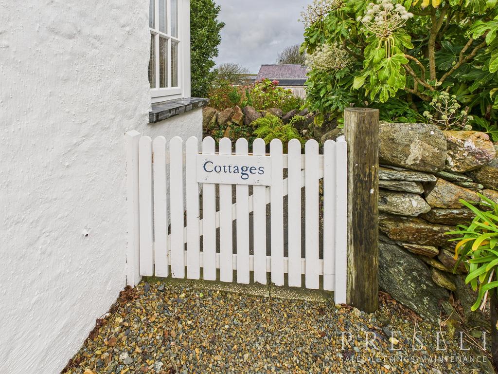 Gate to rear of Cottages