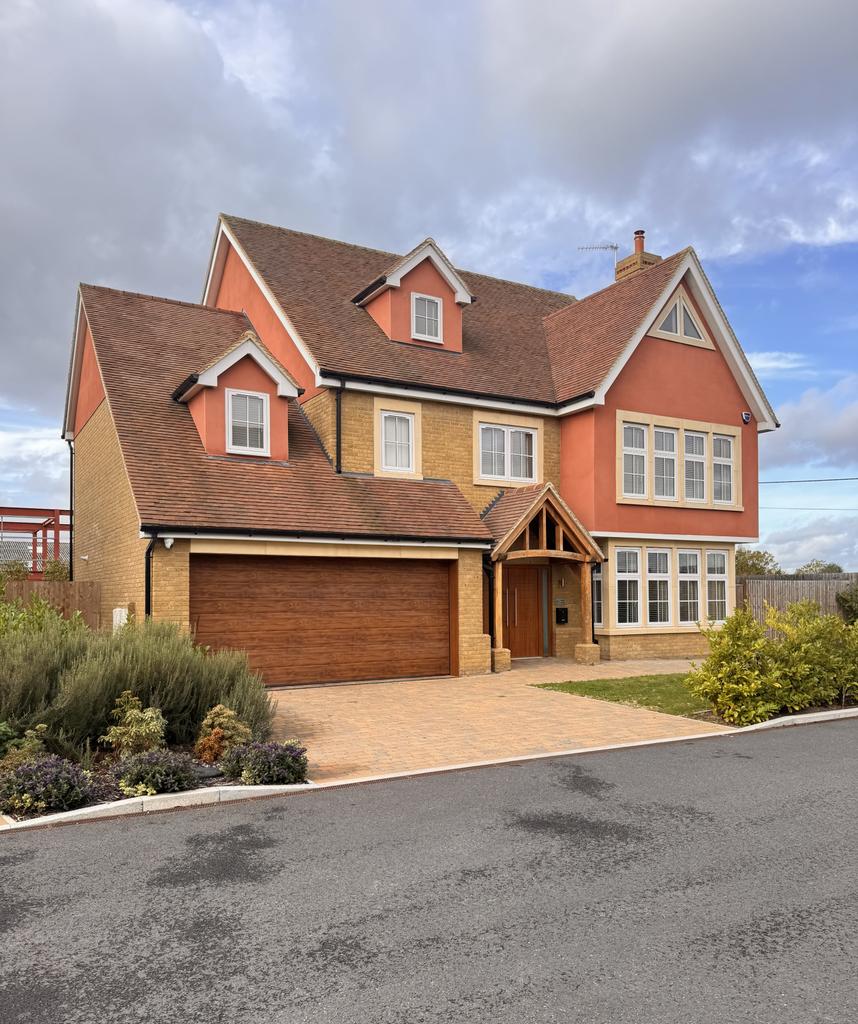 6 Bedroom Detached House For Rent (Private Gated
