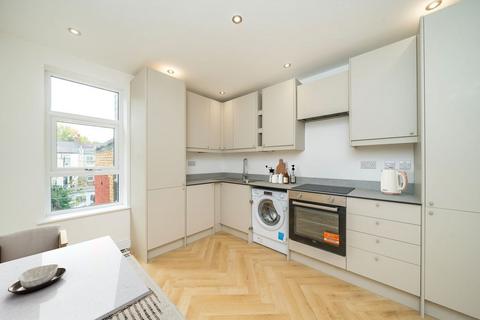 3 bedroom flat to rent, Nursery Road, London SW19