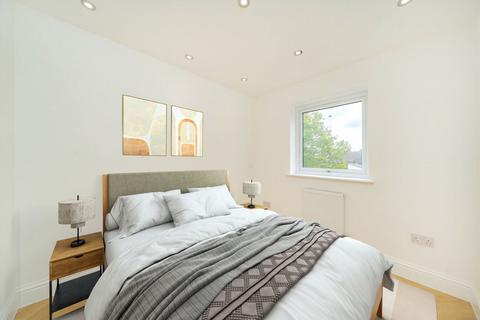 3 bedroom flat to rent, Nursery Road, London SW19