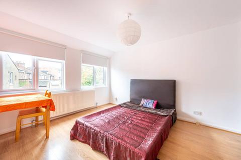 3 bedroom flat to rent, Rockhall Road, Cricklewood, London, NW2