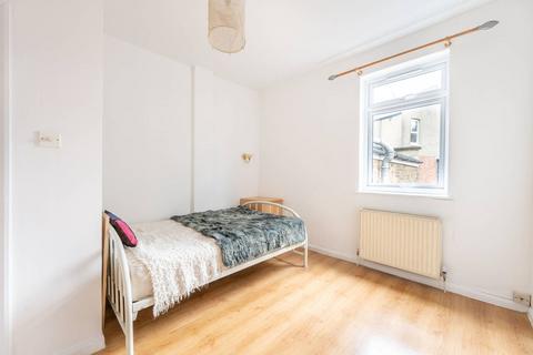 3 bedroom flat to rent, Rockhall Road, Cricklewood, London, NW2