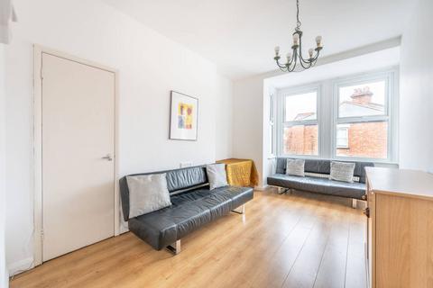 3 bedroom flat to rent, Rockhall Road, Cricklewood, London, NW2