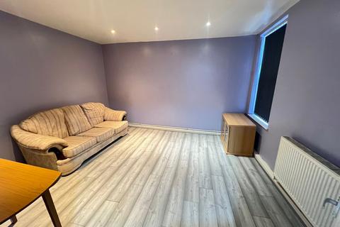 2 bedroom flat to rent, Liverpool Road, M30 0