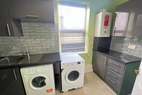 2 bedroom flat to rent, Liverpool Road, M30 0