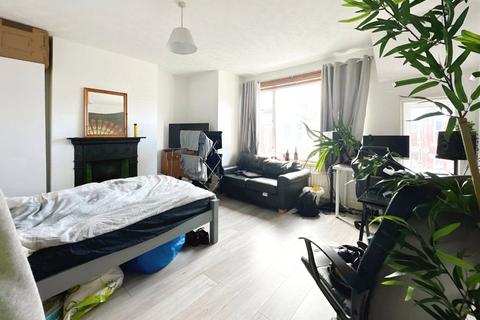 5 bedroom terraced house to rent, Harborough Road, Hampshire SO15