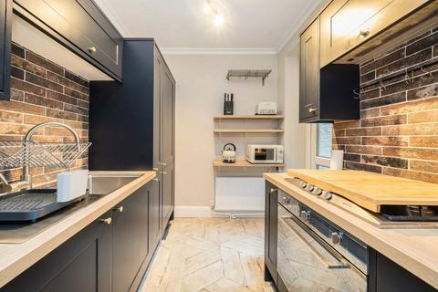 2 bedroom flat to rent, Garratt Terrace, London SW17