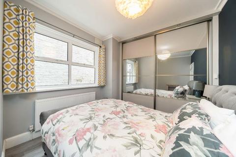2 bedroom flat to rent, Garratt Terrace, London SW17