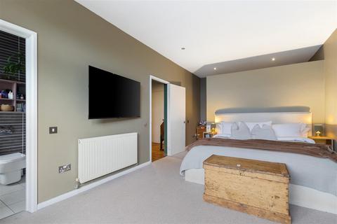 2 bedroom flat for sale, High Street, Petersfield