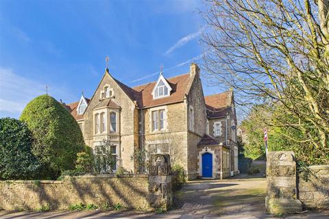 2 bedroom apartment for sale, Prominent position within Upper Clevedon