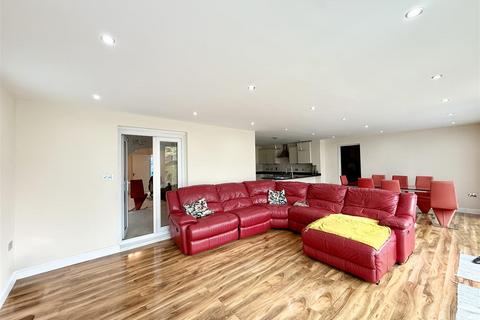 6 bedroom detached house to rent, Church Lane, Wexham, Slough