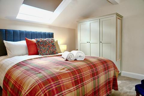 4 bedroom house of multiple occupation to rent, High Street East, Glossop SK13