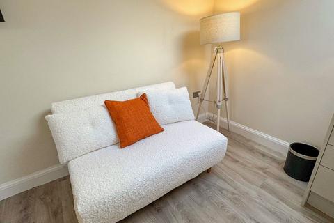 4 bedroom house of multiple occupation to rent, High Street East, Glossop SK13