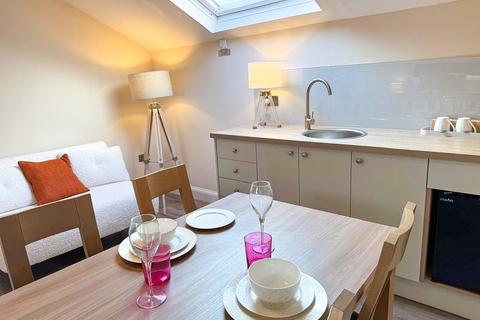 4 bedroom house of multiple occupation to rent, High Street East, Glossop SK13