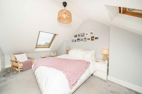 3 bedroom flat for sale, Cloister Road, London W3
