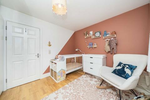 3 bedroom flat for sale, Cloister Road, London W3