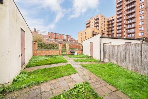 3 bedroom flat for sale, Cloister Road, London W3