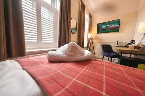 4 bedroom house of multiple occupation to rent, High Street East, Glossop SK13