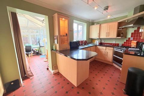 3 bedroom semi-detached house to rent, Farnborough