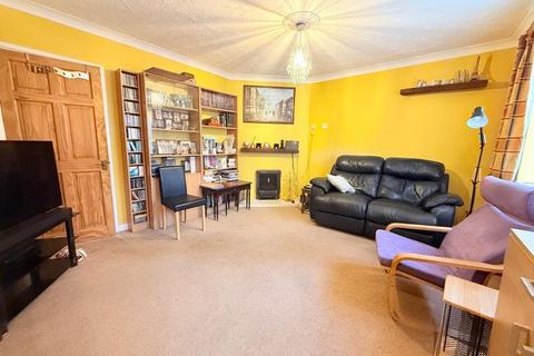 3 bedroom semi-detached house to rent, Farnborough