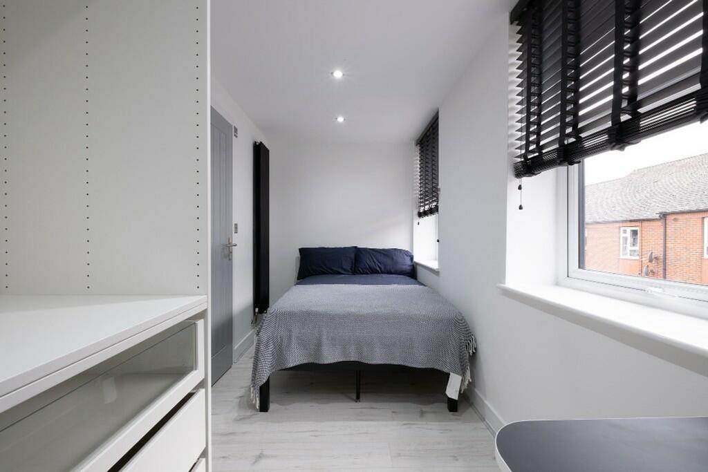 This inviting double bedroom features ample nat...
