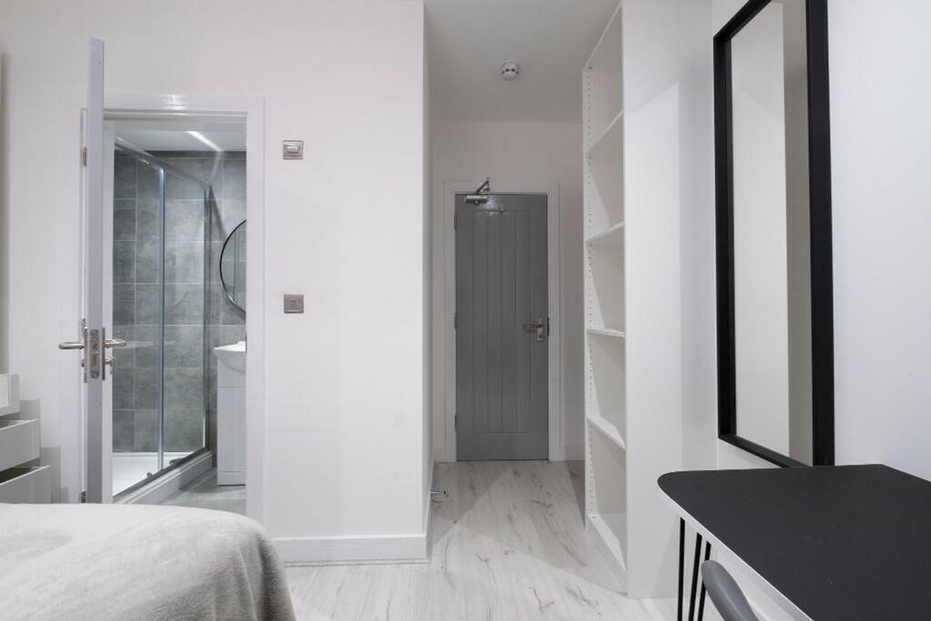 This stylish double bedroom offers a comfortabl...