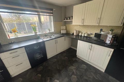 3 bedroom semi-detached house to rent, Cromwell Road, Castleford