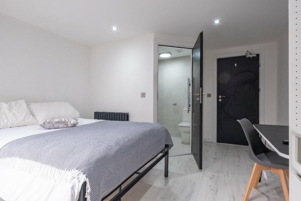 A spacious and well-maintained double bedroom f...