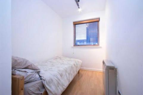 2 bedroom flat to rent, Park Road, London SW11