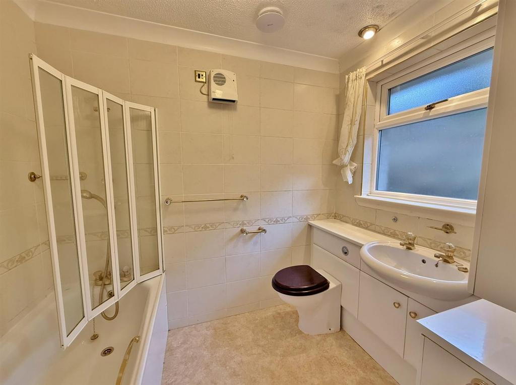 Ensuite bedroom 1