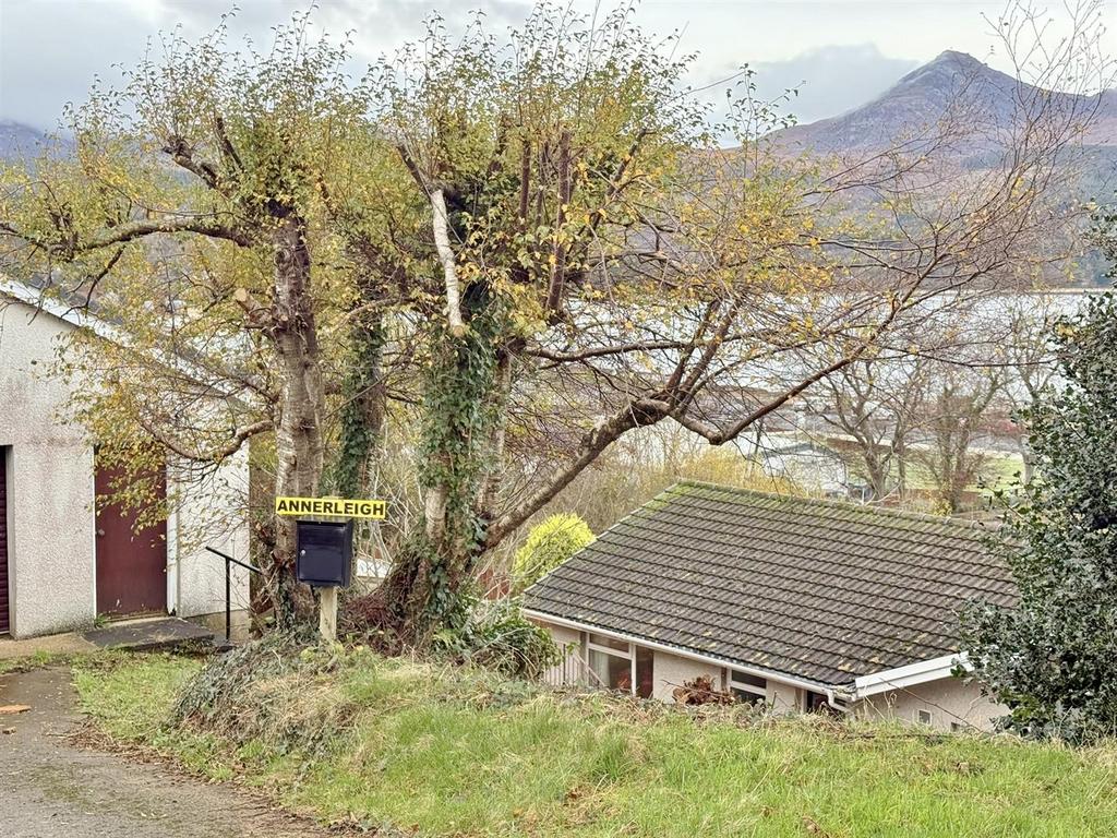 Sign and steps down to Annerleigh