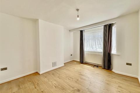 2 bedroom maisonette to rent, Elmcroft Close, Feltham TW14