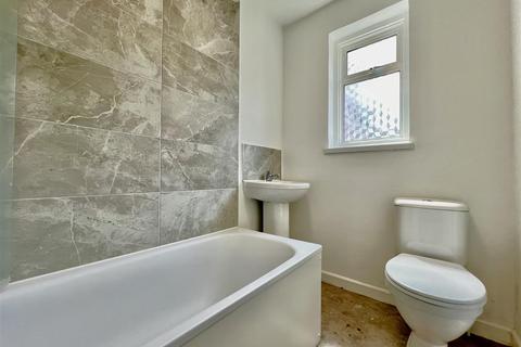 2 bedroom maisonette to rent, Elmcroft Close, Feltham TW14