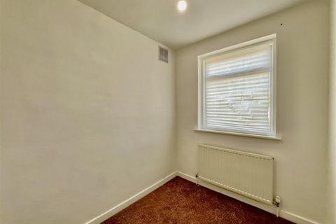 2 bedroom maisonette to rent, Elmcroft Close, Feltham TW14