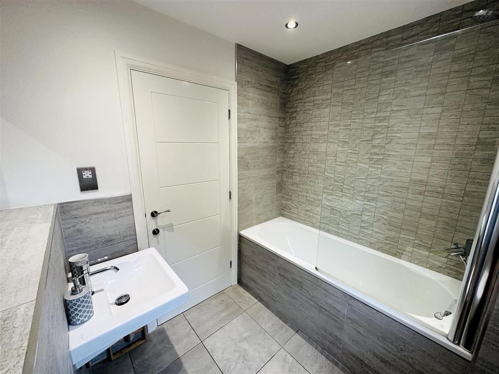 Bathroom 2.jpg