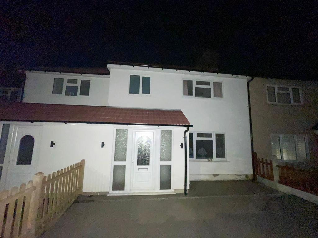 101 Feenan Highway Tilbury RM18 8 EX (13).jpeg