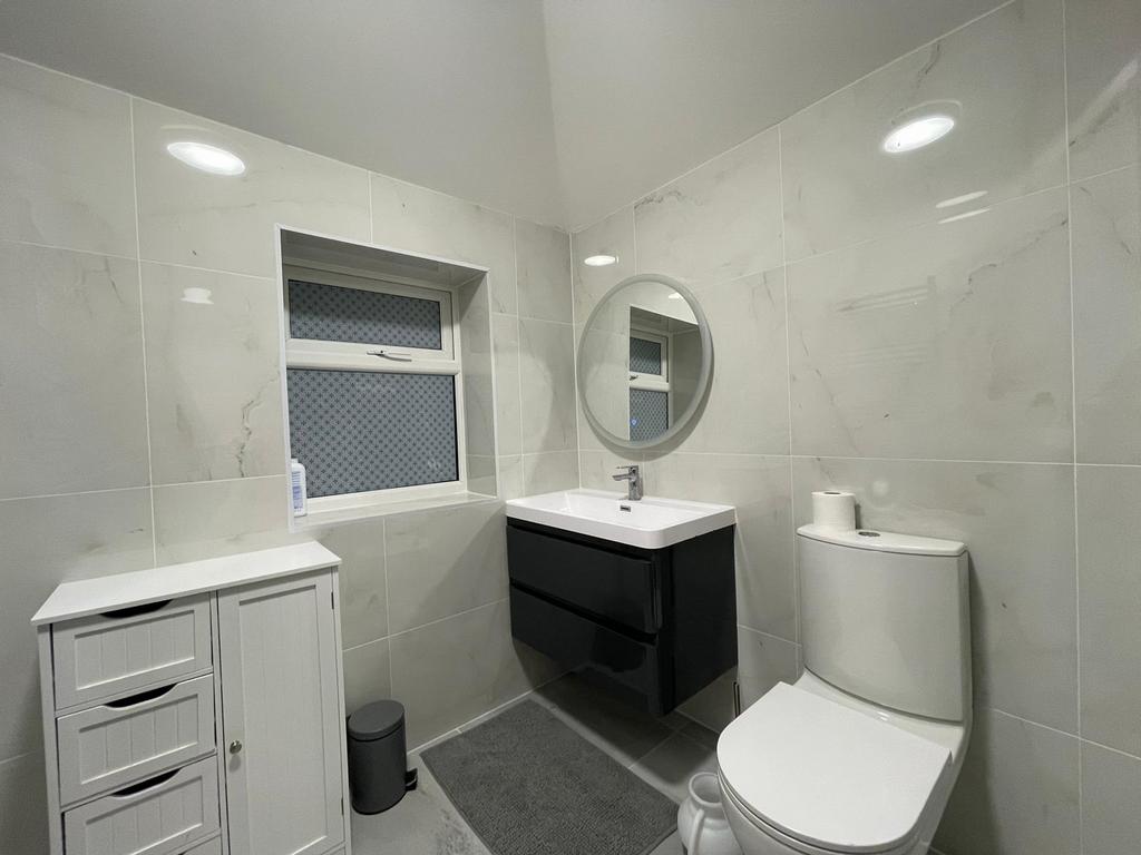 101 Feenan Highway Tilbury RM18 8 EX (17).jpeg