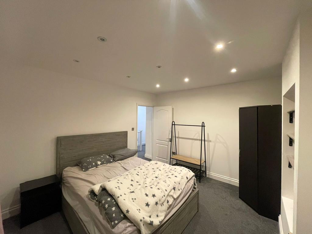 101 Feenan Highway Tilbury RM18 8 EX (22).jpeg