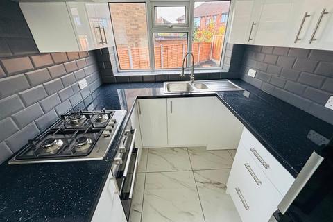 3 bedroom semi-detached house to rent, Kellett Mount, Wortley, Leeds