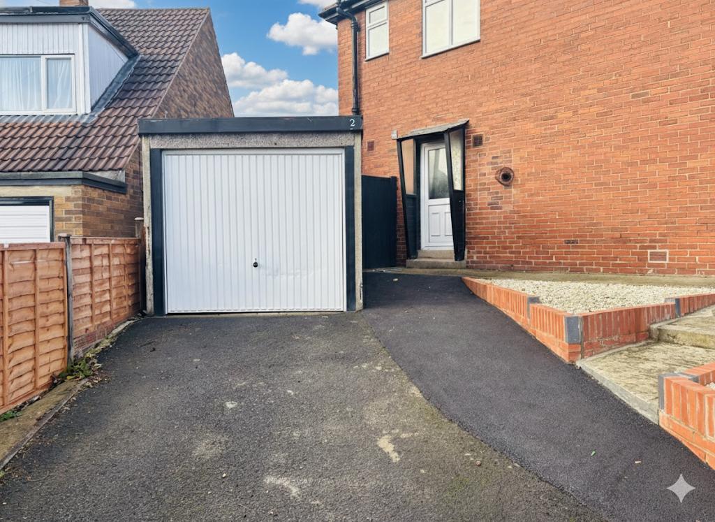 Drive / Garage / Off Street Parking:
