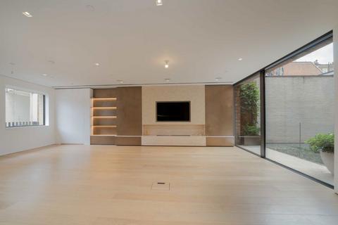 3 bedroom flat to rent, St. Mary Abbots Place, London W8