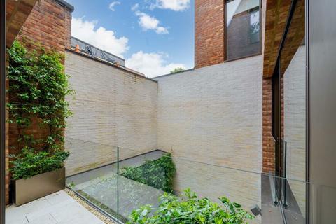 3 bedroom flat to rent, St. Mary Abbots Place, London W8