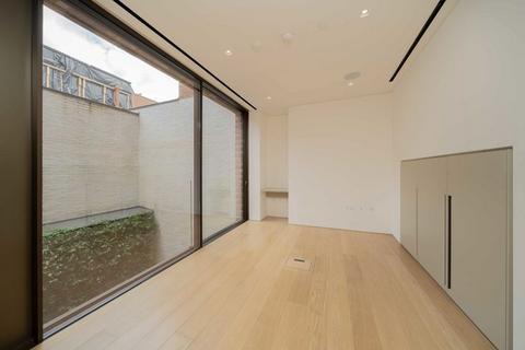 3 bedroom flat to rent, St. Mary Abbots Place, London W8