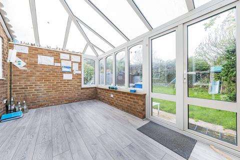 3 bedroom semi-detached house to rent, Moorfield Road, Uxbridge UB9