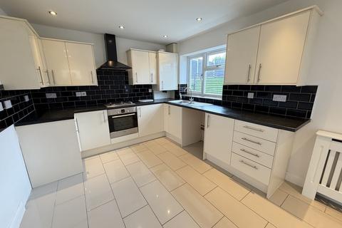 3 bedroom detached house to rent, Clare Crescent, Wolverhampton WV14
