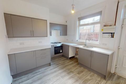 3 bedroom terraced house to rent, Scandinavia Terrace BD19