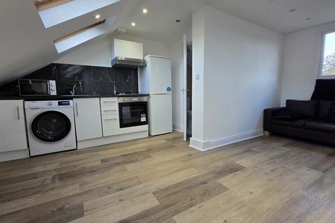 3 bedroom flat to rent, Crouch End Hill, Crouch End, N8