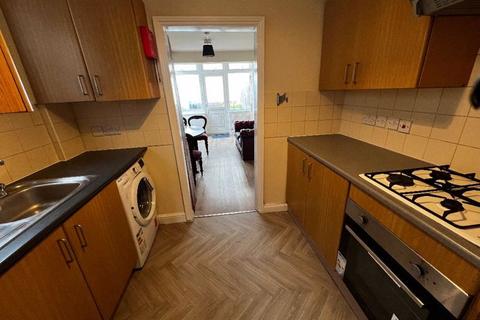5 bedroom property to rent, Glenwood Road, London N15